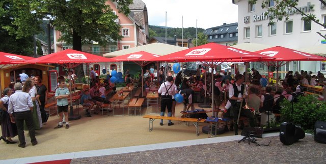 Reichlicher Besuch, gute Stimmung und schönes Wetter waren vorhanden.