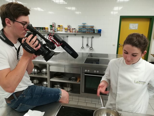 Die HLW-Schüler bereiteten Gerichte vor, die dann vor der Kamera gekocht wurden.