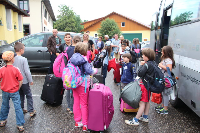 Kinder aus Rumänien bei der Ankunft in Ansfelden.