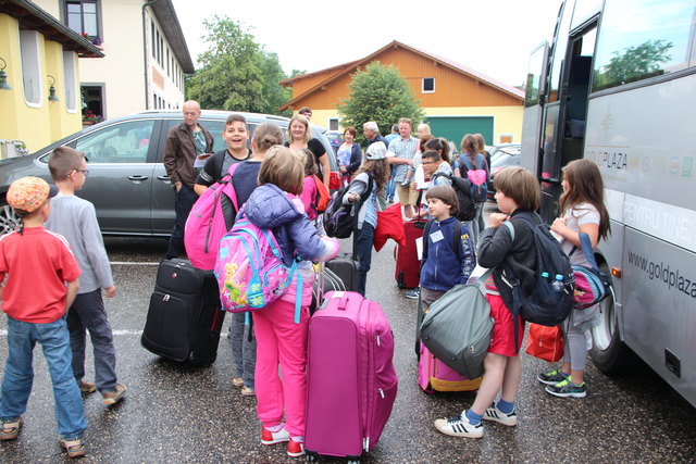 Kinder aus Rumänien bei der Ankunft in Ansfelden. | Foto: Johann Schinnerl