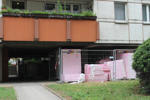 Überall lagert Baumaterial.