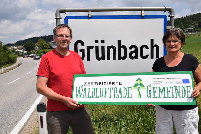 Projektverantwortlicher in Grünbach Herbert Fröller & Waldluftbademeisterin Rosemarie Pflügl