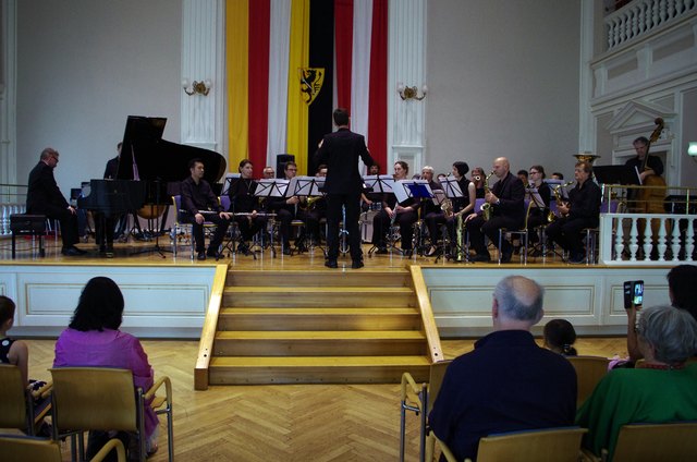 Das Lehrerensemble (Ltg. Dir. Daniel Weinberger) mit dem Solisten Walter Dörre