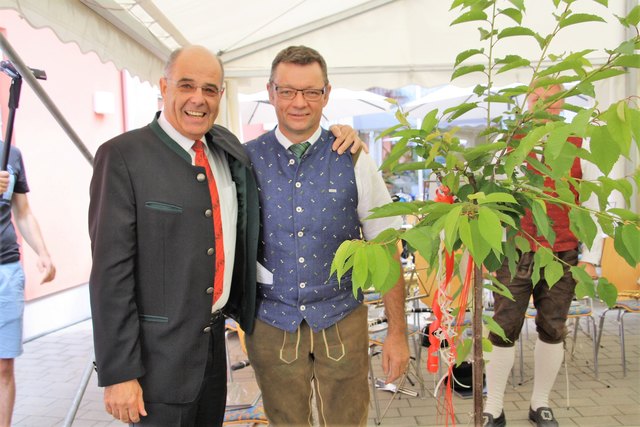 Bgm. Karl Ziegler brachte einen Kirschbaum als Geschenk zum 10jährigen Jubiläum