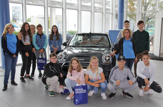 Die Schüler der NMS Münichholz zeigten großes Interesse bei der Werksführung. | Foto: BMW Group Werk Steyr