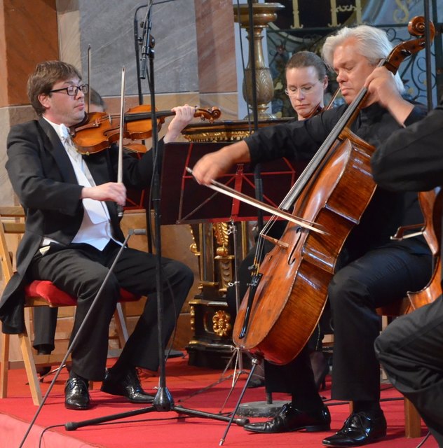 Konzertmeister Gregory Ahss mit dem Starcellisten Clemens Hagen