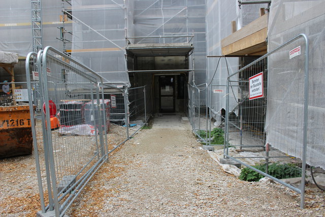 Selbst der Zugang zum Arzt ist für Menschen mit Mobilitätseinschränkungen aufgrund des Schotterwegs schwierig.