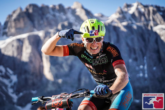 Wenn`st nach den ersten 900 Höhenmetern oben am Berg noch immer so lächelst, dann muss der Ausblick ein Traum sein.. :) Foto: SPORTOGRAF.COM