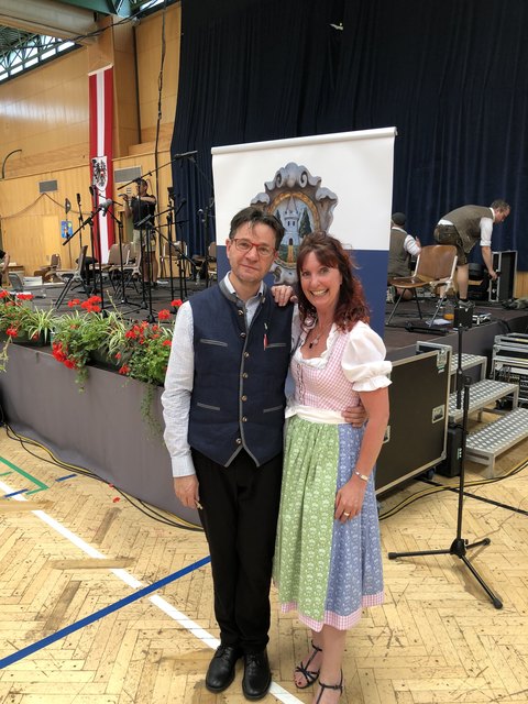 "Bei so einem ORF Radio Frühschoppen macht die Arbeit doppel Spaß", weiß Redakteurin Susi Veronik, hier mit Moderator Karli Lenz. Zu 100 Jahre Stadt Deutschlandsberg haben die Stadtkapelle, die "Koralm Krainer", die "Schnodabixn" und die "Freigarten Blas" flott aufgespielt. Gesprochen haben Bgm. Josef Wallner, Vize-Bgm. Toni Fabian und Barbara Spiz vom TV Schilcherland. "Es ist sich auf die Sekunde ausgegangen", freut sich der Florianer Karl Lenz über seinen erst zweiten Radio-Frühschoppen. | Foto: Carbonari