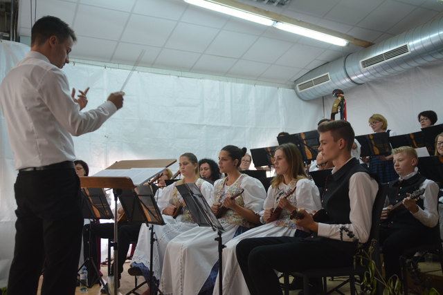 Prof. Matija Moslavac dirigierte die Tamburizza beim Sommerkonzert.