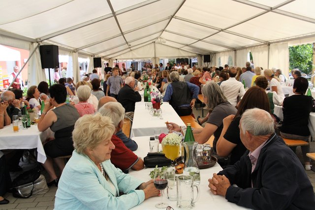 Bewohner, Besucher, Nachbarn – im Festzelt wurde gefeiert.