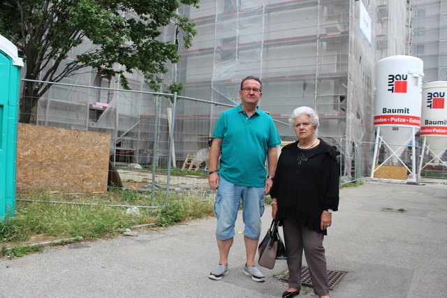 Der Großteil der Mieter der Anlage in der Hauffgasse 37-35 ist mit seiner Geduld am Limit.