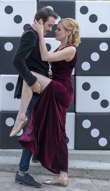 Jedermann (Karolina Bucher) in vertrauter Zweisamkeit mit dem Buhl (Albin Winkler): Ereignisse und Zeitspanne des Lebens werden ohne Einfluss des Menschen von der Göttin erwürfelt. | Foto: Sylvia Größwang