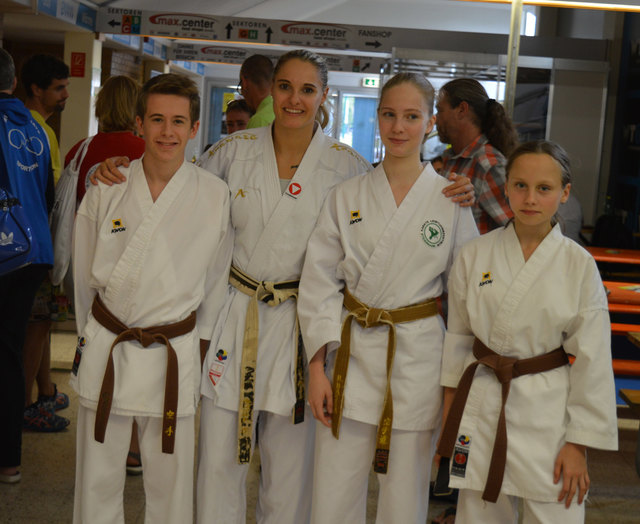 Die drei Gleisdorfer Karateka mit der Karate Weltmeisterin Alisa Buchunger