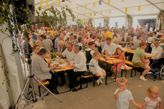 Volles Festzelt zum Jubiläum in St Margarethen