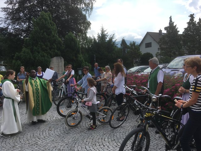 Die Radfahrer und ihre Bikes wurden gesegnet.