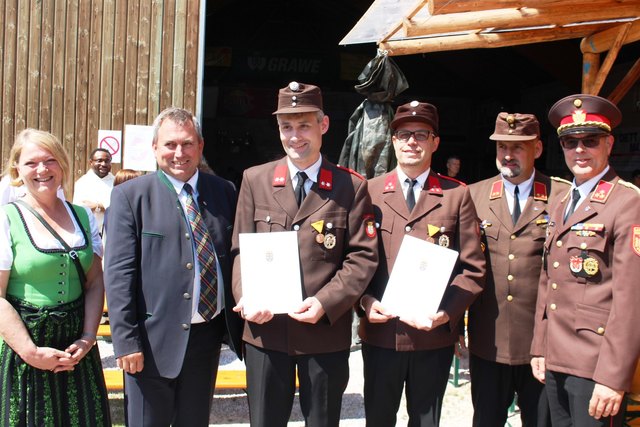 Vzbgm. Heide Lamberg, Bürgermeister Bernhard Karnthaler, Franz Breitsching, Jürgen Panis, Kdt. Martin Breitsching, UA-Kdt. Manfred Landl (v.l.).