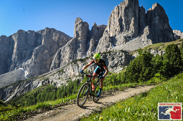 Ein TRAUM, Biken in den Dolomiten - im Hintergrund der Langkofel :) Foto: SPORTOGRAF.COM