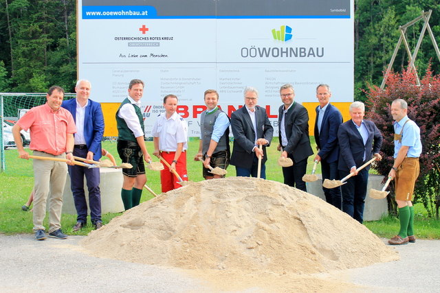 Mit dem Symbolischen Spatenstisch wurde die Sanierung der Rot Kreuz-Ortsstelle St. Wolfgang gestartet.