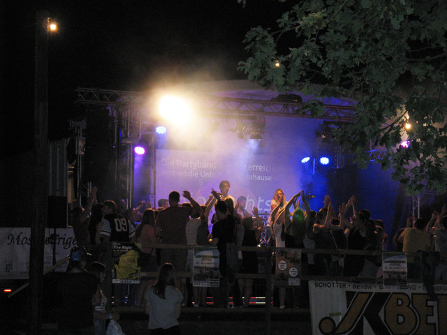 Einzigartige Party im Schlosspark beim Schlossfest in Erla am 13. - 15. Juli.