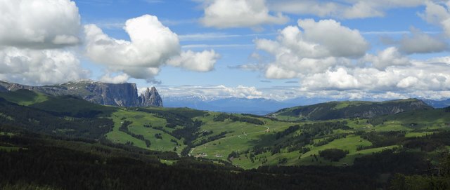 Im Vordergrund die Seiseralm, links im Hintergrund der Schlern