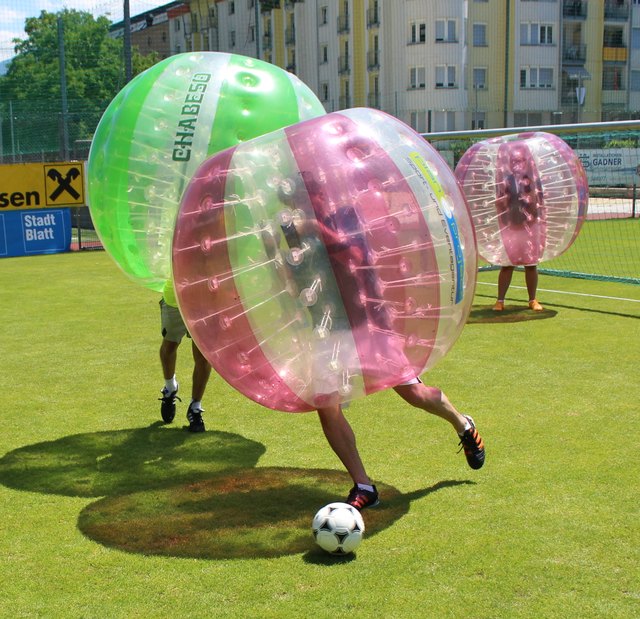 Auf dem Spielfeld ging es ordentlich zur Sache, geschenkt wurde einander nichts.