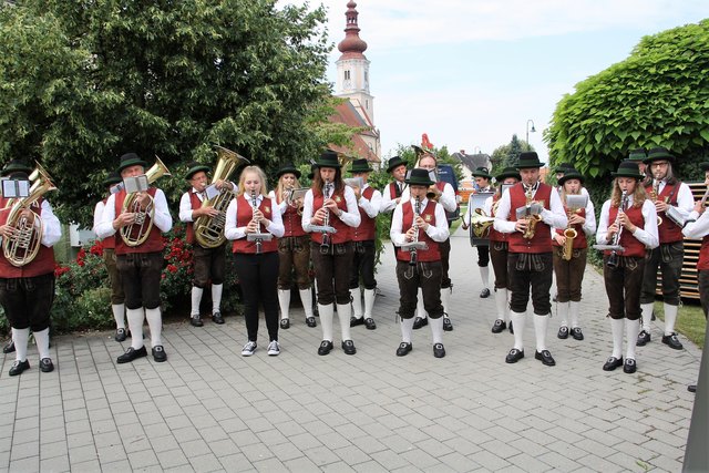 Zum Frühschoppen spielte die Jugendkapelle Fernitz unter der Leitung von Willi Berghold auf.