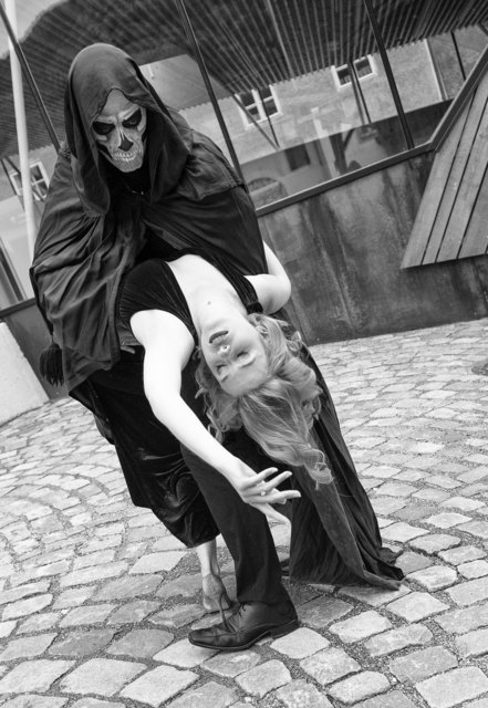 "Ich komm halt manchmal schnell!" - Der Tod (Martin Heis) geht seinem täglichen Geschäft nach! | Foto: Sylvia Größwang