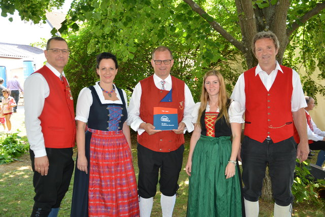 Riegersburg Obmann Gernot Lichtenegger, Marketenderin Sandra Lichtenegger, Eibesthal Obmann Andi Strobl und Nicole Himmelbauer mit Obmann Alois Pfleger vom MV Mauer-Öhling