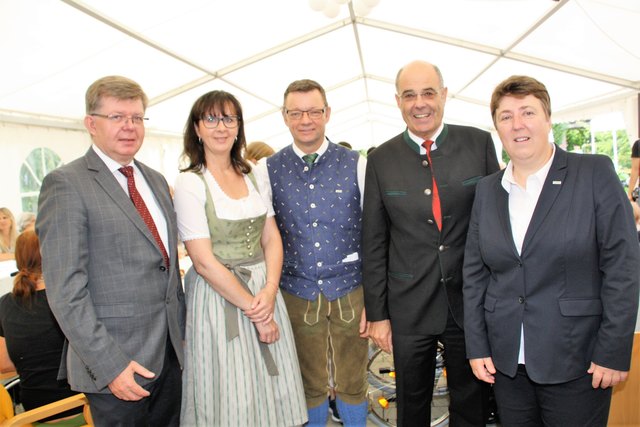 Herbert Beiglböck, Beata Simko, Peter Loder-Taucher, Karl Ziegler und Petra Prattes feierten mit Bewohnern und Besuchern das Jubiläum des Caritas Pflegewohnhauses.