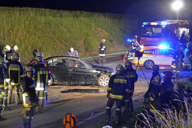 Die Feuerwehren konnten die Frau aus dem Unfallauto befreien. | Foto: BFK Waidhofen a. d. Thaya / Stefan Mayer