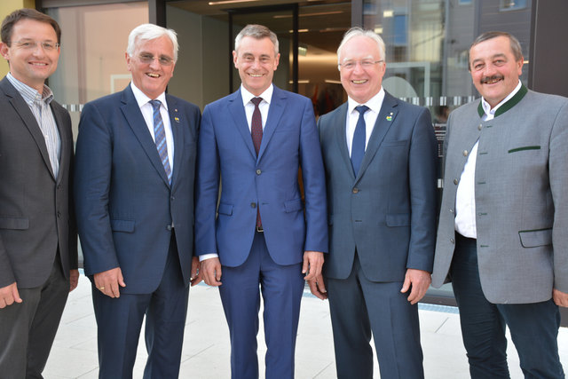 Von links: Johannes Gahleitner (Leiter der Bezirksbauernkammer Freistadt), Walter Mayr, Heinrich Schaller, Johann Hahn (Aufsichtsratsvorsitzender der RB Region Freistadt) und Josef Mühlbachler (Bezirksbauernkammer-Obmann).