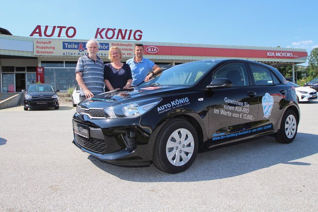 TSV Kia Rio gewonnen: Anita König und Verkaufsleiter Robert Dittrich (r.) überreichten den Kia Rio an Dir. Alois Gigler.