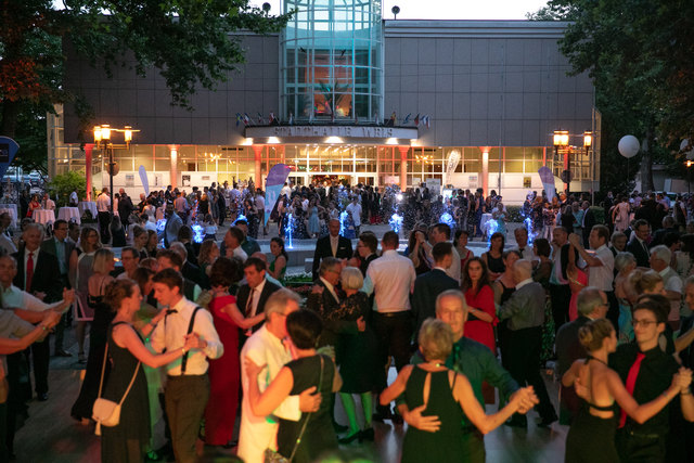 Fünf Tanzflächen, Live-Bands, DJs und ein Rahmenprogramm – das war der ausverkaufte Sommernachtsball in der Welser Stadthalle und im Volksgarten.