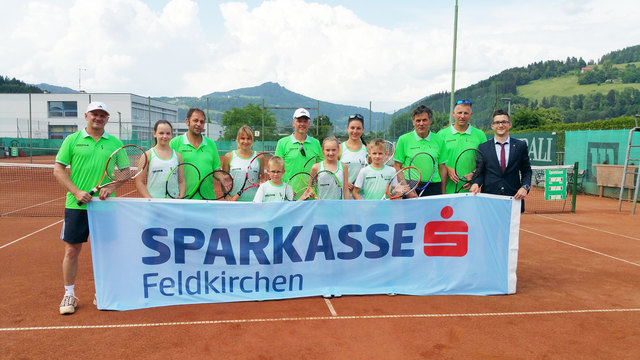 Georg Ankner, Emma Fink, Peter Wadl, Nina Kaltenbrunner, Sanuel Fink, Hannes Gruber-Schellander, Alexia Costic, Stefanie Fischer, Nevio Costic, Herbert Bader, Franz Kresnik, Sebastian Fischer (Vertreter Sparkasse Feldkirchen) | Foto: KK