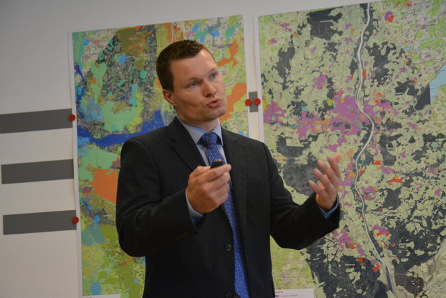 Hinter Gruber hängen die "Gundlagenkarte Natur" (li.) und die "Grundlagenkarte Mensch".
