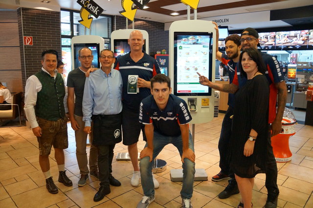 Präsentation des neuen Services: Andreas Gamsjäger (3.v.li.) mit den ece Bulls und Ehrengästen.