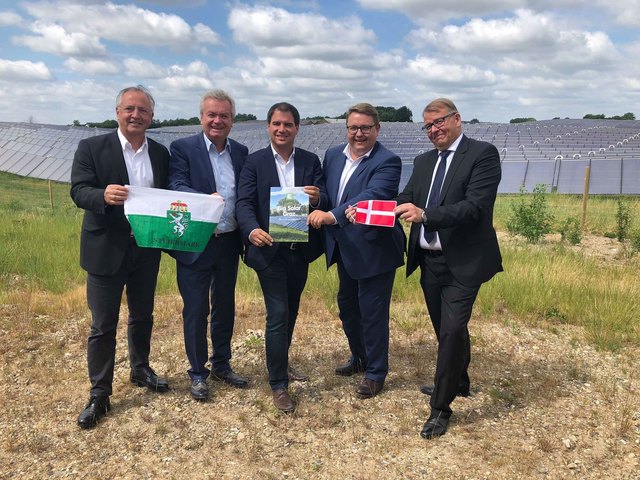 Freude bei Günter Dörflinger (Christof Industries), Landesrat Anton Lang, Vize-Landeshauptmann Michael Schickhofer, Energie Steiermark-Vorstandsdirektor Martin Graf, Torben Sørensen (Arcon Sunmark) (v. l.)