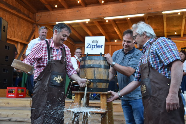 Nach kurzen Anfangsschwierigkeiten eröffnete Bürgermeister Andreas Schmid das Dorffest offiziell mit dem Bieranstich.