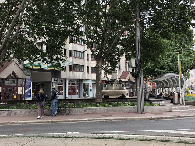 Auf den Bankerln am Elterleinplatz sitzen immer viele Menschen. Manche von ihnen trinken auch Alkohol.