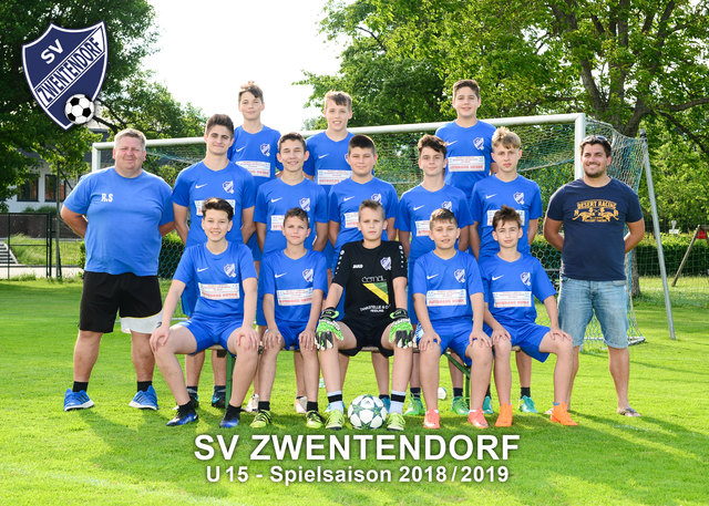 Ein Teil der Zwentendorfer U14-Spieler mit Trainer Roman Sassmann und Nachwuchsleiter Michael Grubmüller. | Foto: SV Zwentendorf