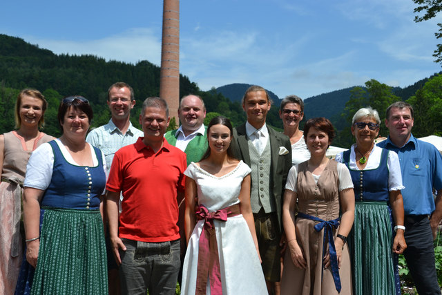 "Alles bio" in Neubruck: Model Lisa von "Freiwild Design", Bürgermeisterin Waltraud Stöckl (St. Anton/Jeßnitz), Landeskammerrat Josef Plank, Eisenstraße-Obmann Nationalratsabgeordneter Andreas Hanger, Bezirksbauernkammer-Obmann Anton Krenn, Model Lea und Lukas, BioRegion Eisenstraße-Sprecherin Leopoldine Adelsberger, Designerin Christa Steinauer (Freiwild), Bürgermeisterin Christine Dünwald (Scheibbs) und Vorstandsmitglied Helmut Heiden (Bio Austria NÖ und Wien).