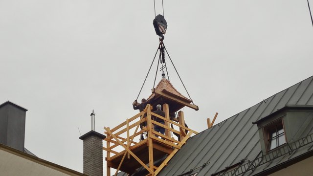 Etwa eineinhalb Stunden dauerte die Montage des neuen Glockenturms. | Foto: Holztechnikum