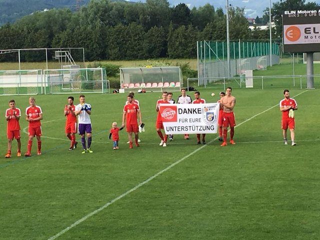 Krottendorf bleibt in der Oberliga: Nach Spielende bedanken sich die Spieler bei den Fans für die zahlreiche Unterstützung.