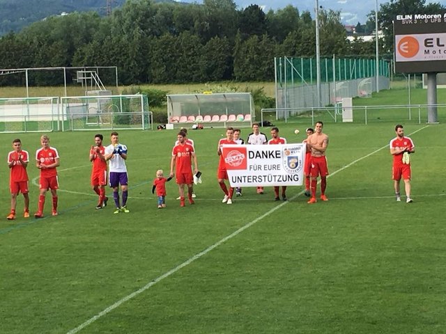 Krottendorf bleibt in der Oberliga: Nach Spielende bedanken sich die Spieler bei den Fans für die zahlreiche Unterstützung. | Foto: SV Krottendorf