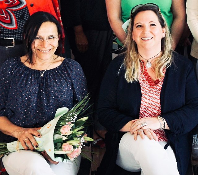Die Plattform der Eltern-Kind-Zentren Tirols hat einen neuen Vorstand gewählt. Die neue Präsidentin Manuela Tanzer (rechts im Bild) leitet bereits seit mehr als 15 Jahren erfolgreich eines der größten Eltern-Kind-Zentren Tirols in Kufstein. Tanzer bedankte sich bei Frau Barbara Lechner für die tolle Arbeit, die sie in den letzten Jahren für die EKiZ in Tirol geleistet hat: "Wir reden nicht nur, sondern wir machen Tirol familienfreundlicher und die 28 Tiroler Zentren leisten einen großartigen Beitrag dazu."