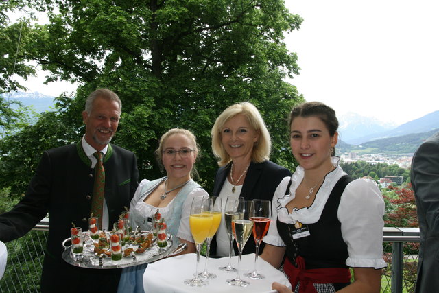 Fein angerichtet und gekonnt serviert: Alexandra und Patrizia mit Direktorin Mag. Sabine Wechselberger und FV Wolfgang Mucher