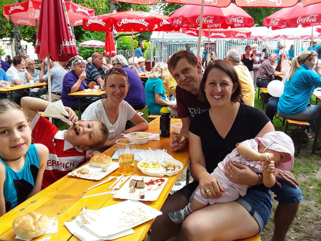 Familie Cernika und Familie Petraschek unterstuten das Fest durch Showturnen und Kinderschminken