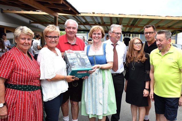 Spannende Verlosung und viel Gewinnerfreude. – Mit dabei (v. l.): Brigitte Grafoner, Henriette Kupfer, Harald Winterleitner, Maria Tschiggerl, Rudolf Pauli, Ursula Götz, Pfarrer Robert Strohmaier und Manfred Hofer.