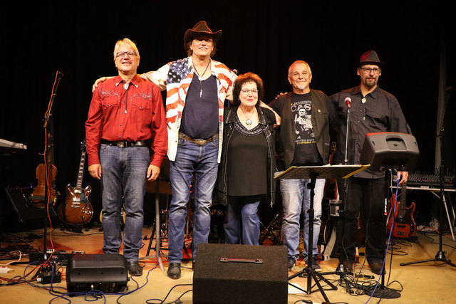 Tex Robinson & Friends entführten die Fangemeinde des Klauser Lokschuppms in die Welt der Country-Legenden.